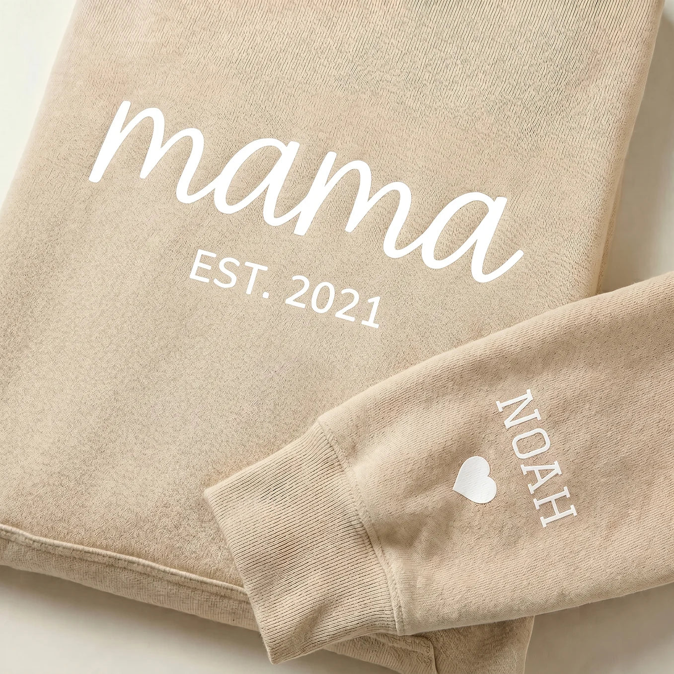 Personalisierter Hoodie "Mama Herz" mit Ärmeldruck - Image 2