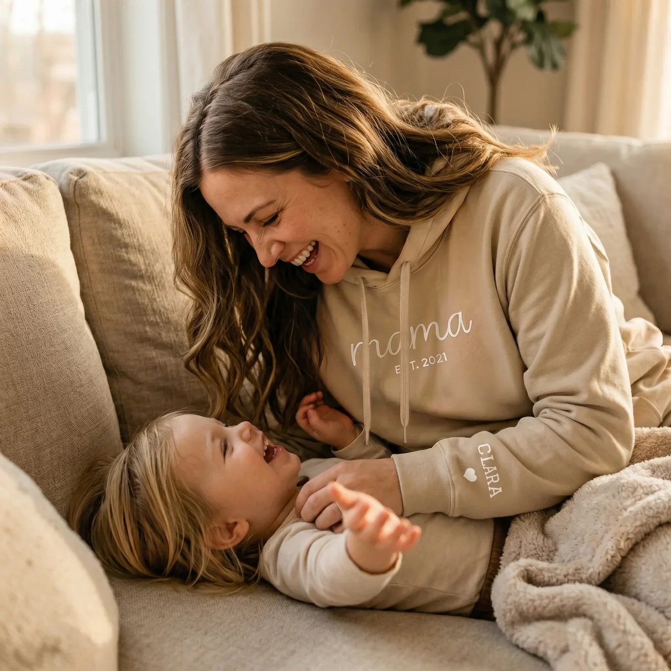 Personalisierter Hoodie "Mama Herz" mit Ärmeldruck - Image 8
