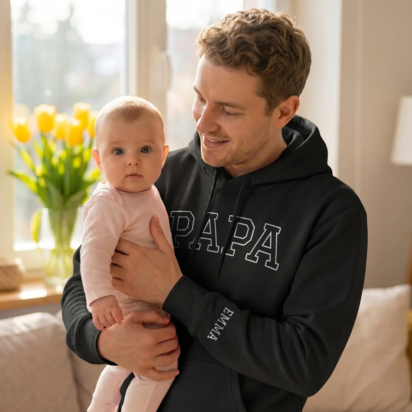 Personalisierter Hoodie "PAPA" mit Ärmeldruck - Image 3