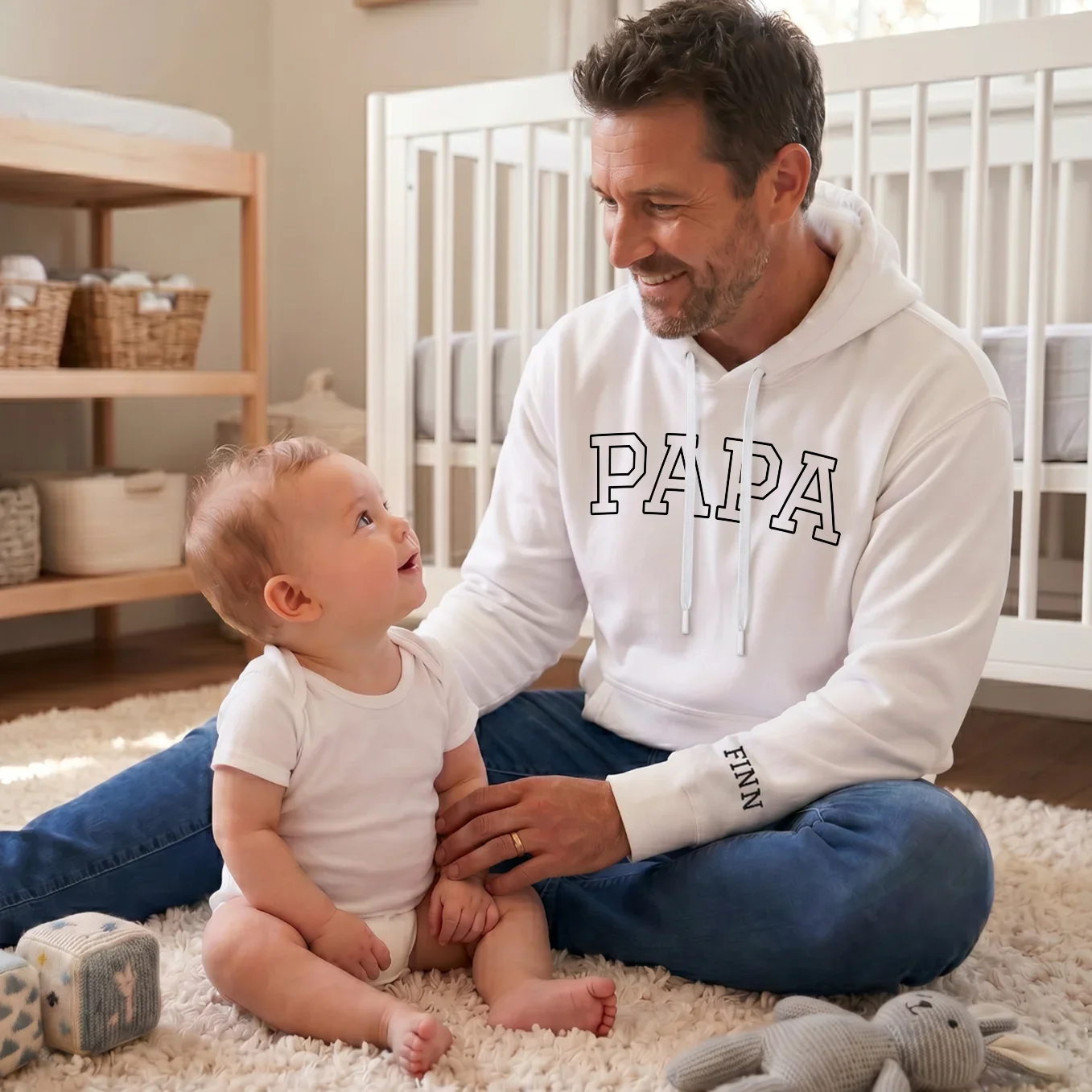 Personalisierter Hoodie "PAPA" mit Ärmeldruck - Image 6